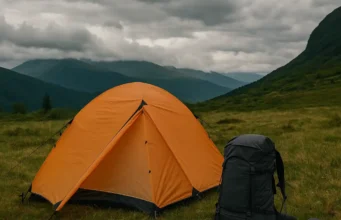 Priprema za vremenske uslove tokom kampovanja – kompletan vodič šator na planini, oblačno vrijeme